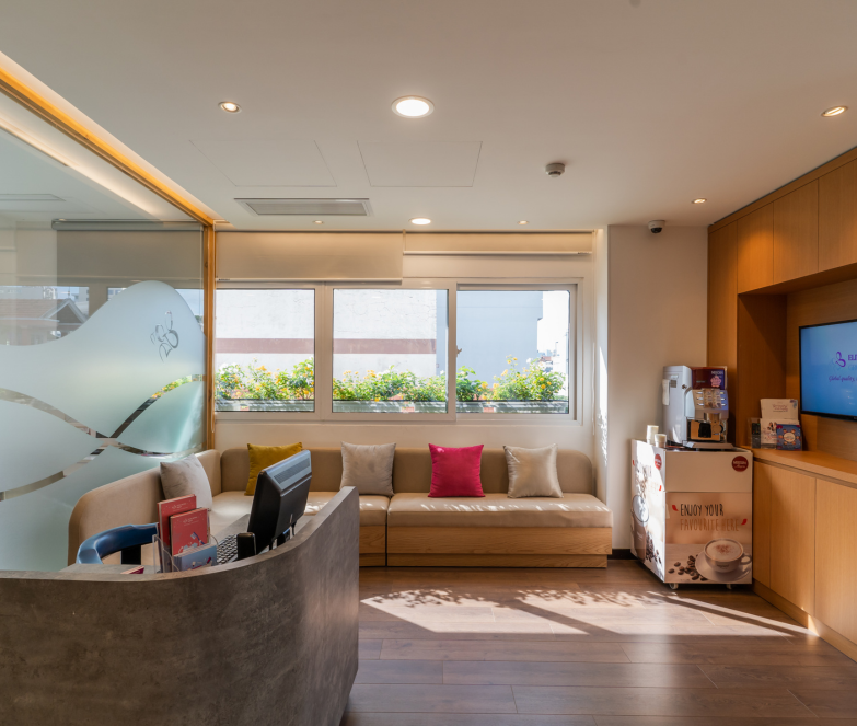 Elite Dental Huynh Tinh Cua reception — view 2